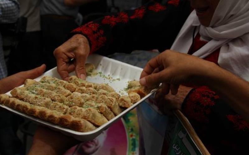 صور: توزيع حلوى في خيمة اعتصام بغزة