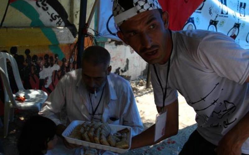 صور: توزيع حلوى في خيمة اعتصام بغزة
