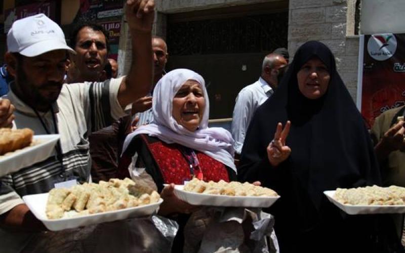 صور: توزيع حلوى في خيمة اعتصام بغزة