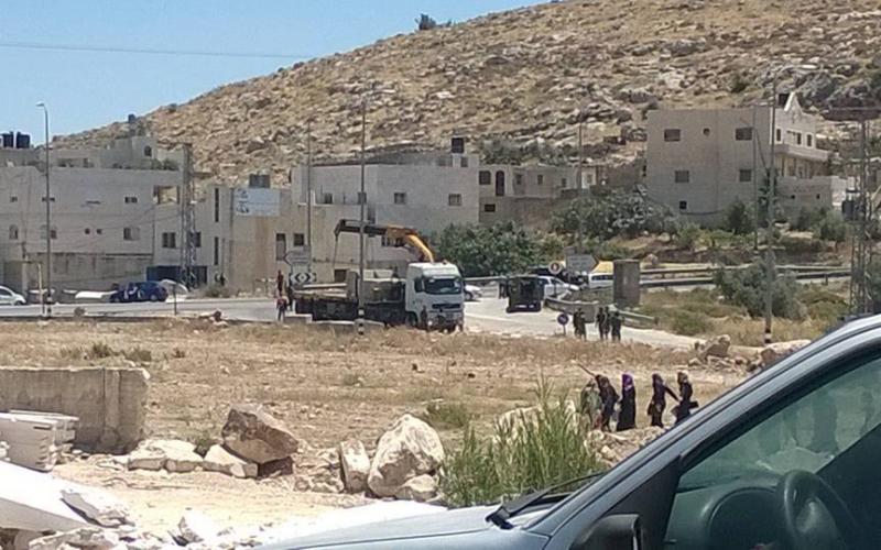 صور: إغلاق مداخل الخليل ومواصلة البحث