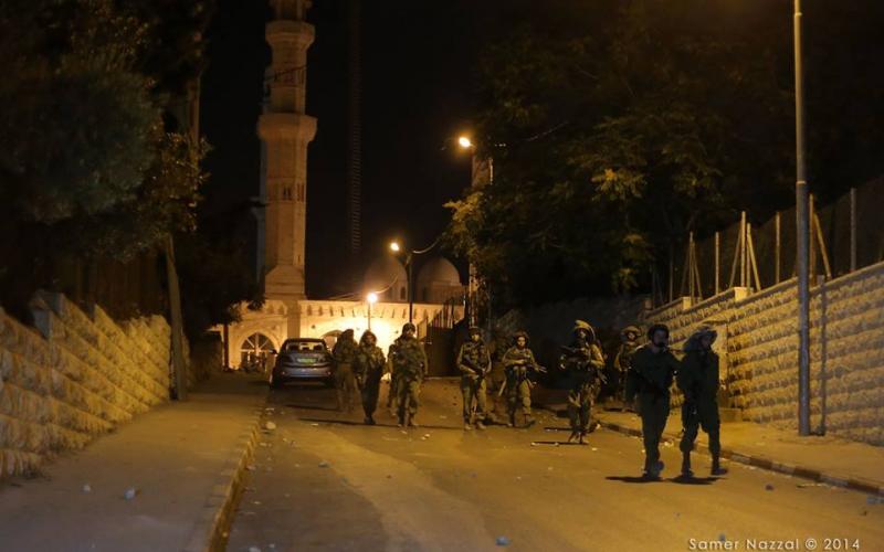بالصور: مداهمات واعتقالات واسعة بالضفة