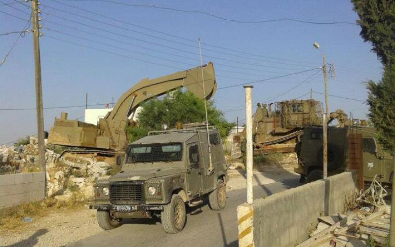 صور: الاحتلال يهدم أول منزل بالخليل
