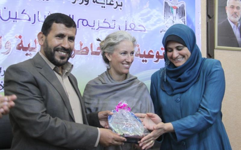 صور: تكريم المشاركين في العروض المسرحية البيئية