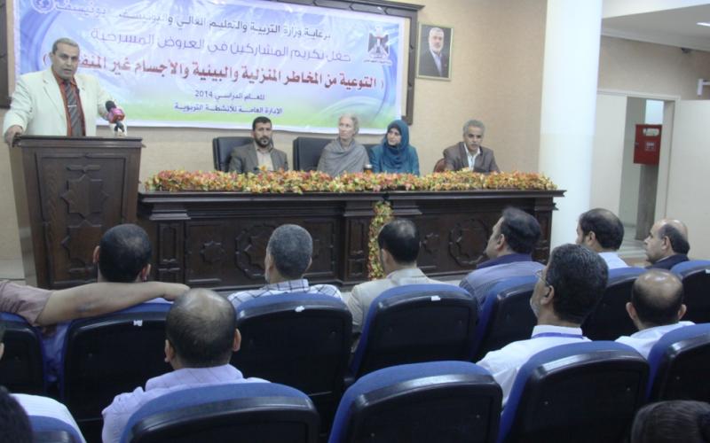 صور: تكريم المشاركين في العروض المسرحية البيئية