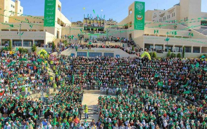 بالصور: "إسلامية النجاح" تحيي حفلاً للخريجين