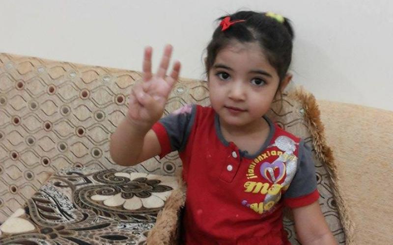 بالصور: شارة ثلاثة.. رمز التأييد والتحدي