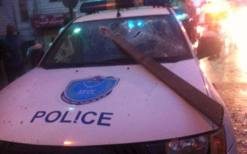 صور: أهالي رام الله يهاجمون مركز الشرطة ويحطمون السيارات