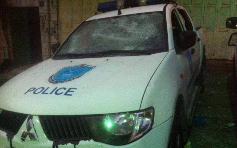 صور: أهالي رام الله يهاجمون مركز الشرطة ويحطمون السيارات