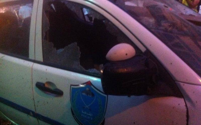 صور: أهالي رام الله يهاجمون مركز الشرطة ويحطمون السيارات