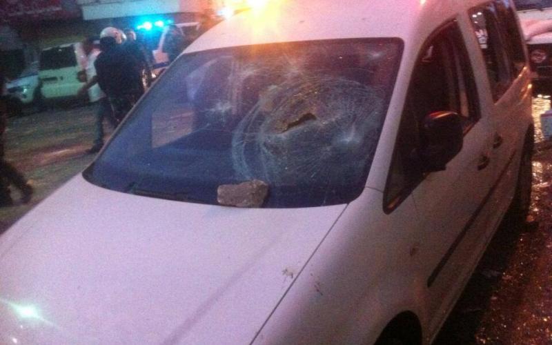 صور: أهالي رام الله يهاجمون مركز الشرطة ويحطمون السيارات