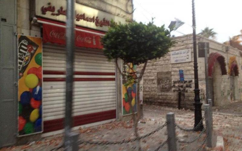 صور: أهالي رام الله يهاجمون مركز الشرطة ويحطمون السيارات