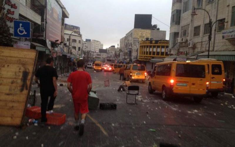 صور: أهالي رام الله يهاجمون مركز الشرطة ويحطمون السيارات