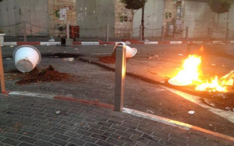 صور: أهالي رام الله يهاجمون مركز الشرطة ويحطمون السيارات