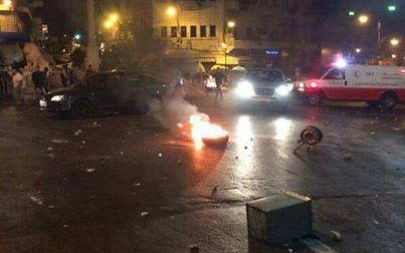 صور: أهالي رام الله يهاجمون مركز الشرطة ويحطمون السيارات