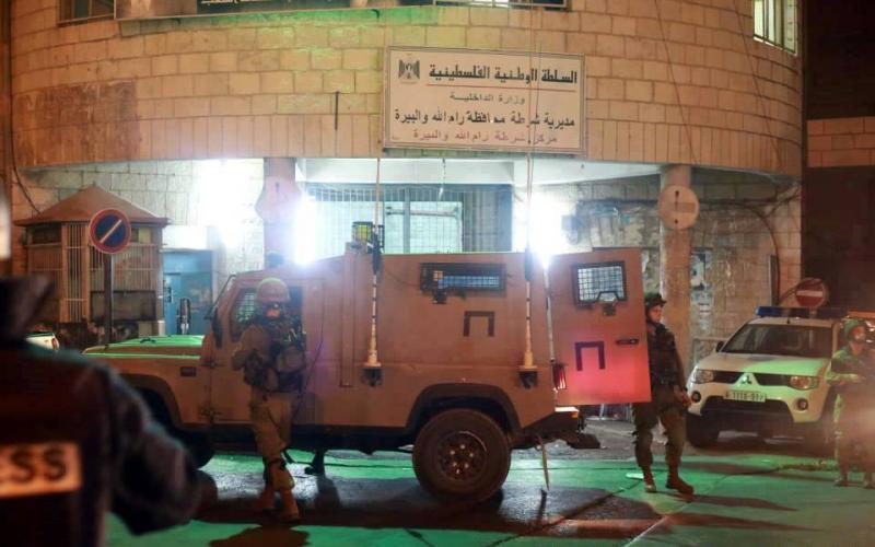 صور: أهالي رام الله يهاجمون مركز الشرطة ويحطمون السيارات