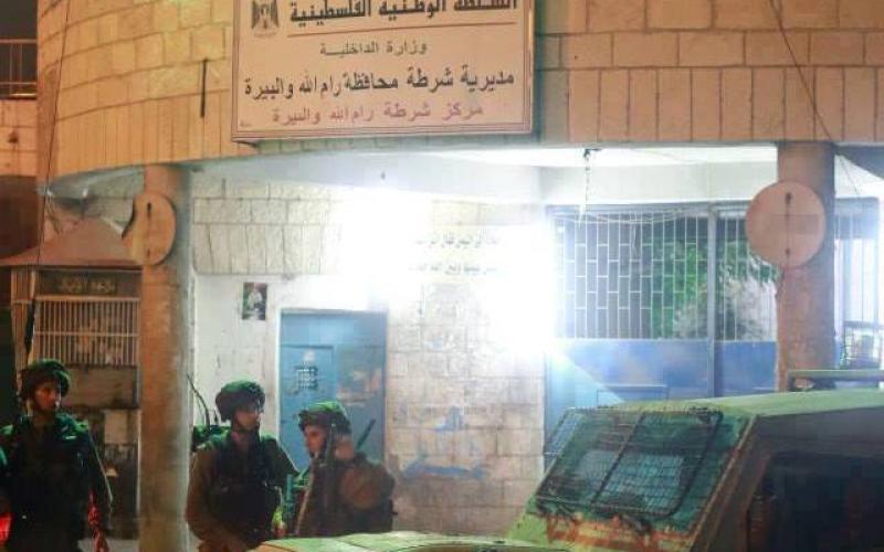 صور: أهالي رام الله يهاجمون مركز الشرطة ويحطمون السيارات