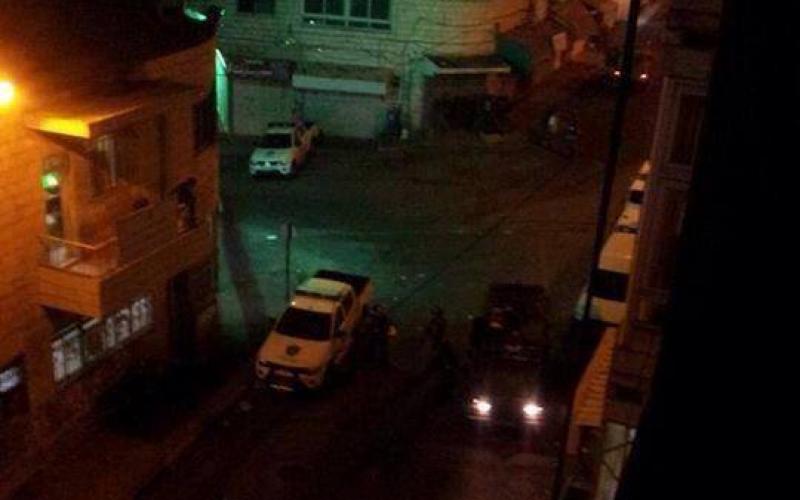 صور: أهالي رام الله يهاجمون مركز الشرطة ويحطمون السيارات