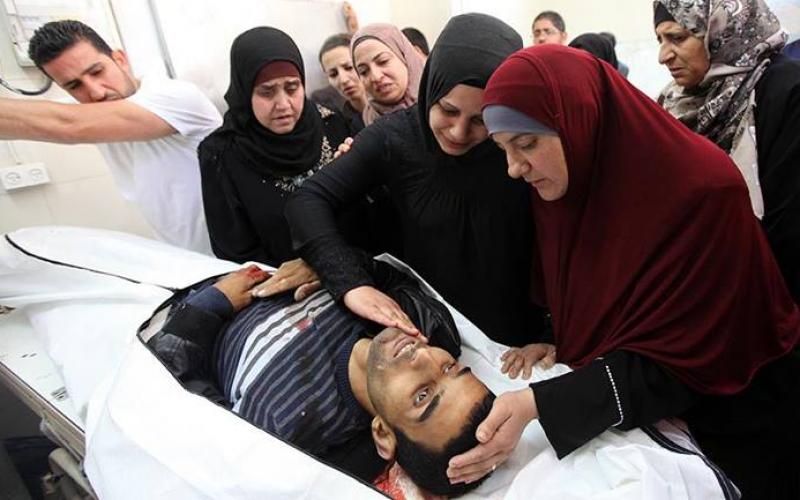 صور: عائلة الشهيد "الطريفي" تلقي نظرة الوداع عليه