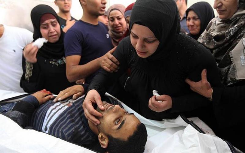 صور: عائلة الشهيد "الطريفي" تلقي نظرة الوداع عليه