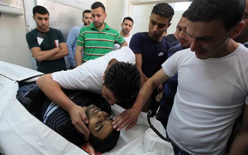 صور: عائلة الشهيد "الطريفي" تلقي نظرة الوداع عليه