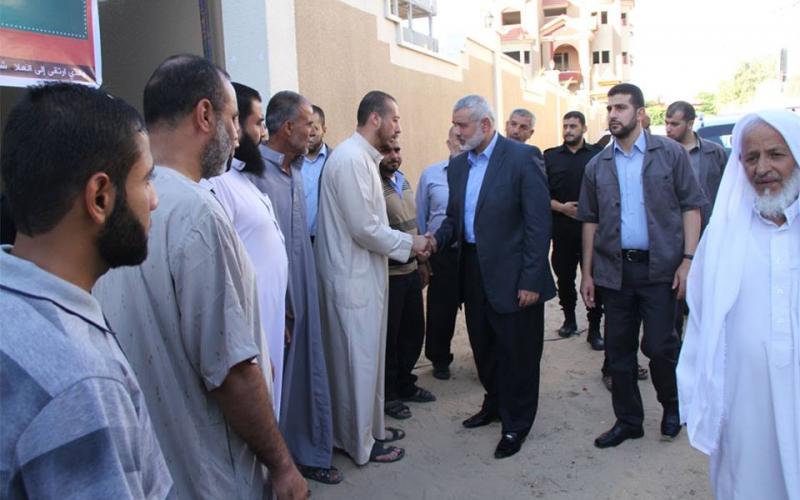 بالصور: هنية يقدّم العزاء لآل "مسعود" برفح