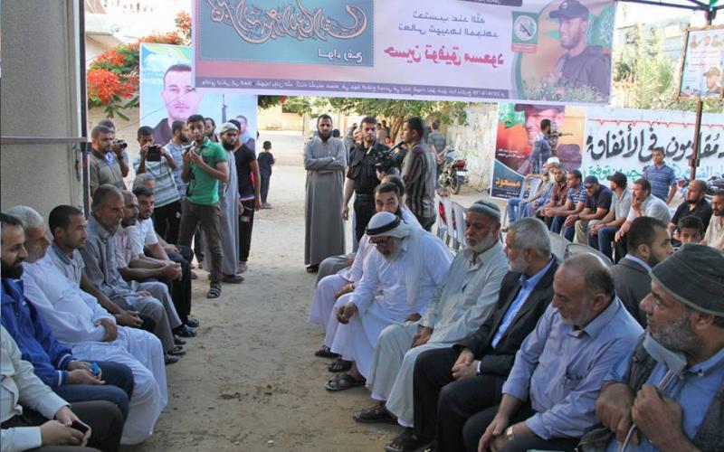 بالصور: هنية يقدّم العزاء لآل "مسعود" برفح