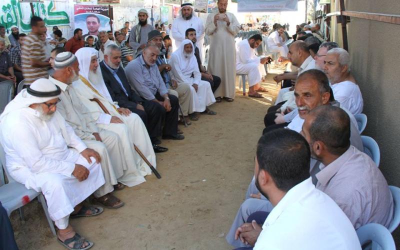بالصور: هنية يقدّم العزاء لآل "مسعود" برفح