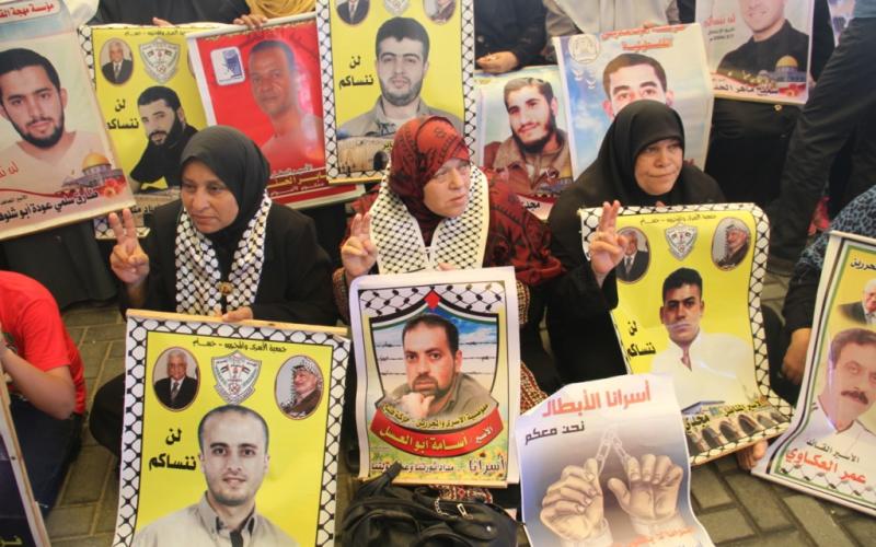 صور: وقفة تضامنية أمام الصليب الأحمر بغزة