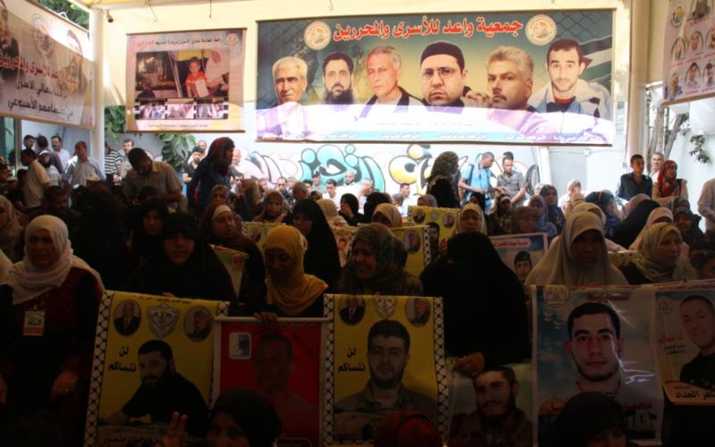 صور: وقفة تضامنية أمام الصليب الأحمر بغزة