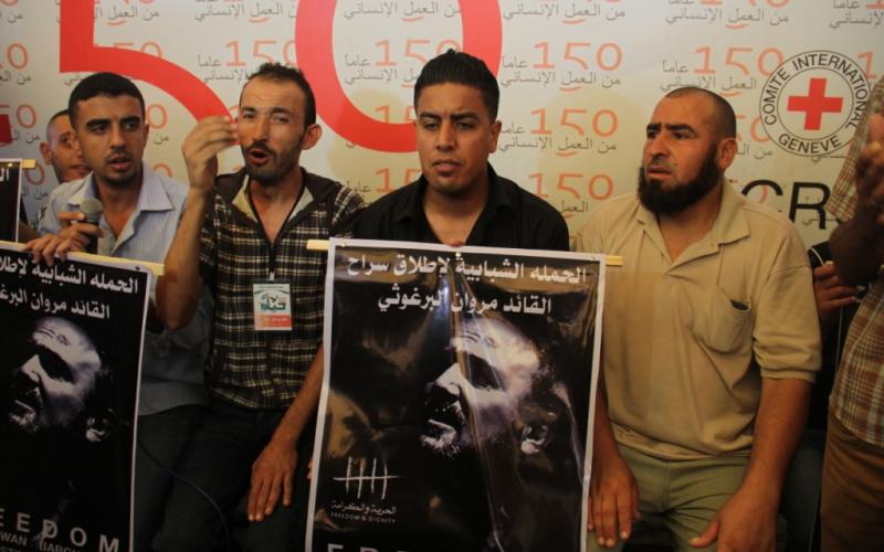 صور: وقفة تضامنية أمام الصليب الأحمر بغزة