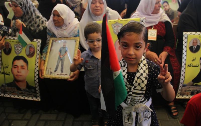 صور: وقفة تضامنية أمام الصليب الأحمر بغزة