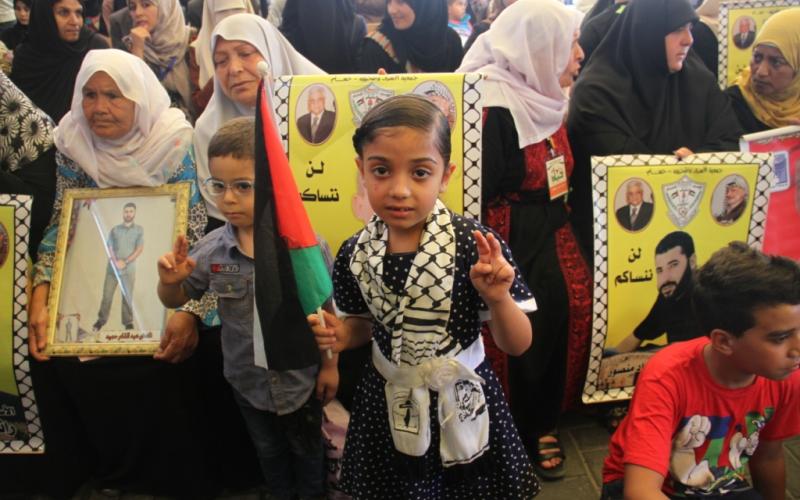 صور: وقفة تضامنية أمام الصليب الأحمر بغزة