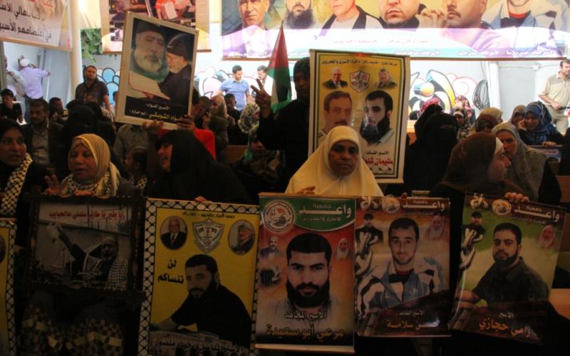 صور: وقفة تضامنية أمام الصليب الأحمر بغزة