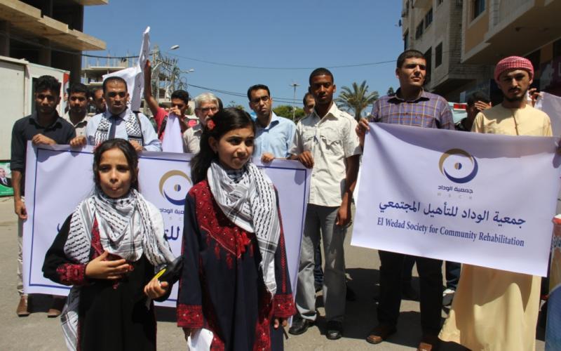 صور: وقفة تضامنية أمام الصليب الأحمر بغزة