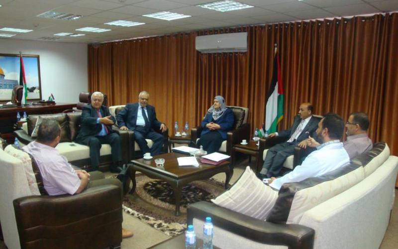 صور: اعتصام تجمع النقابات للمطالبة بصرف الرواتب