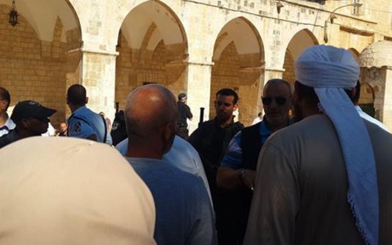 صور: المصلون يطردون مستوطنين من الأقصى‎