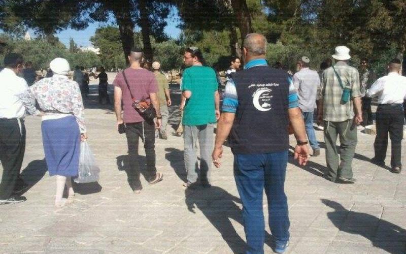 صور: المصلون يطردون مستوطنين من الأقصى‎