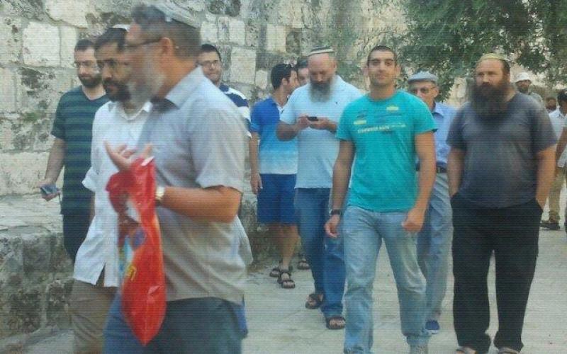 صور: المصلون يطردون مستوطنين من الأقصى‎