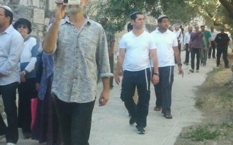 صور: المصلون يطردون مستوطنين من الأقصى‎