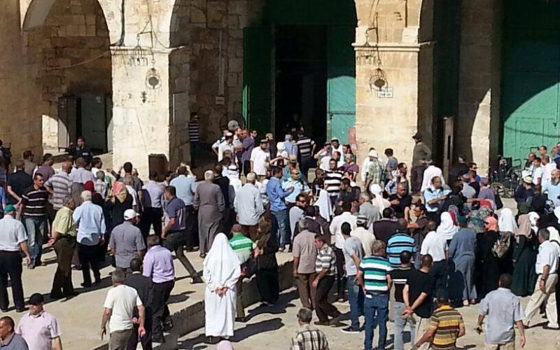 صور: المصلون يطردون مستوطنين من الأقصى‎
