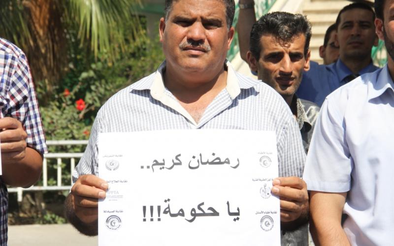 صور: موظفو غزة يهددون بتصعيد الاحتجاج