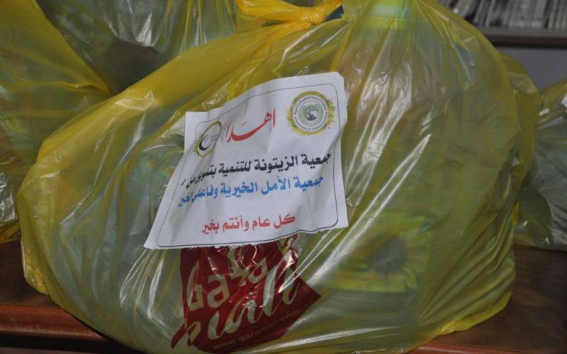 بالصور: جمعية الزيتونة توزع طرود غذائية للفقراء
