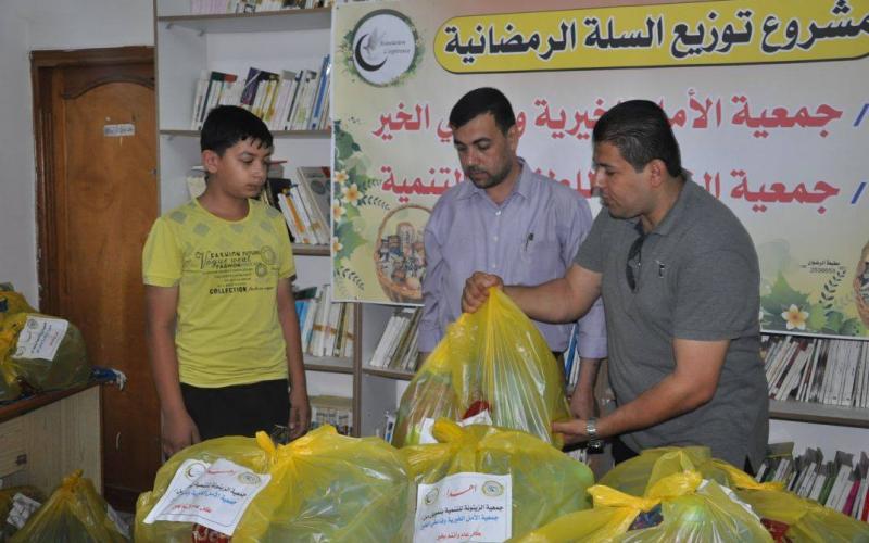 بالصور: جمعية الزيتونة توزع طرود غذائية للفقراء
