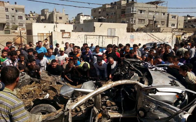 صور: قصف الاحتلال لسيارة غرب غزة