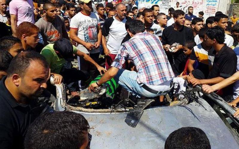 صور: قصف الاحتلال لسيارة غرب غزة
