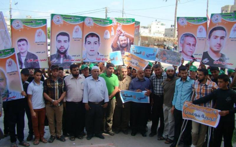 صور: وقفة تضامنية مع الأسرى بالنصيرات