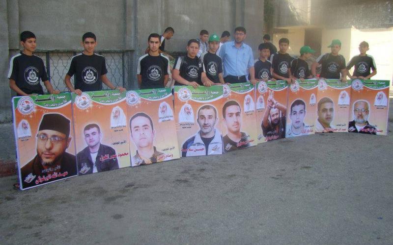 صور: وقفة تضامنية مع الأسرى بالنصيرات