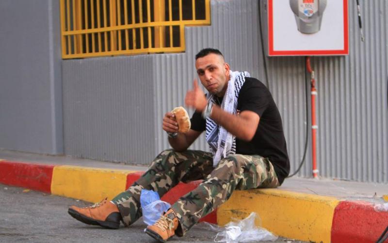 بالصور: مسيحي يوزع التمر على الصائمين