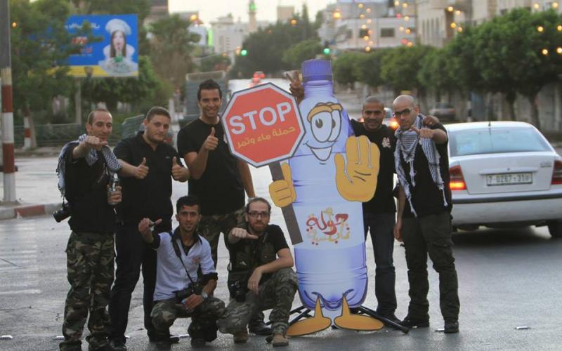 بالصور: مسيحي يوزع التمر على الصائمين