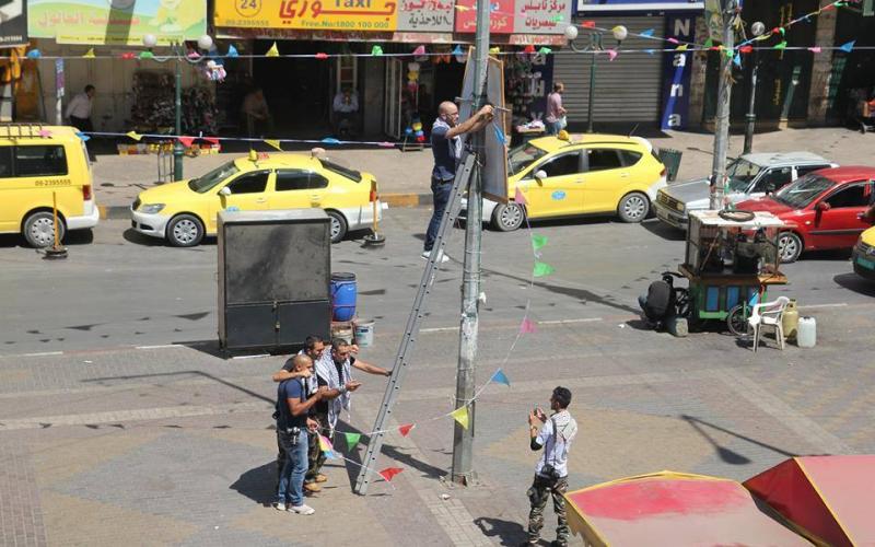 بالصور: مسيحي يوزع التمر على الصائمين
